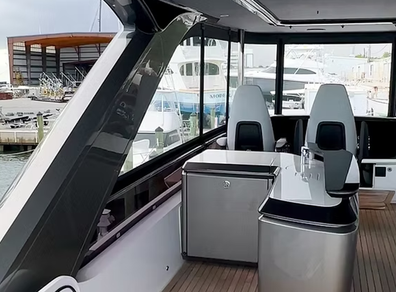 Marine Canvas Enclosures: How to Choose the Right Boat Enclosure for Protection and Visibility